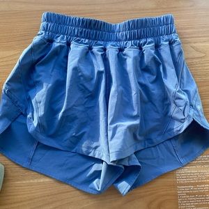 Lululemon Track That High rise short 3in, size 6